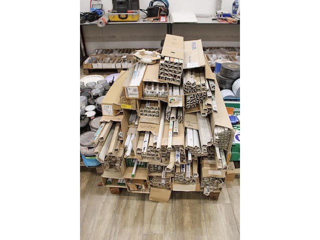 Tl-buizen in grote diversiteit op pallet. - afbeelding 3 van  3