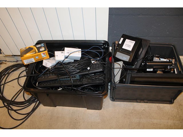 Toetsenborden, bonnenprinters en pos-scherm in 2 kunststof kratten. - afbeelding 1 van  1