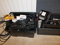 Toetsenborden, bonnenprinters en pos-scherm in 2 kunststof kratten. - afbeelding 1 van  1