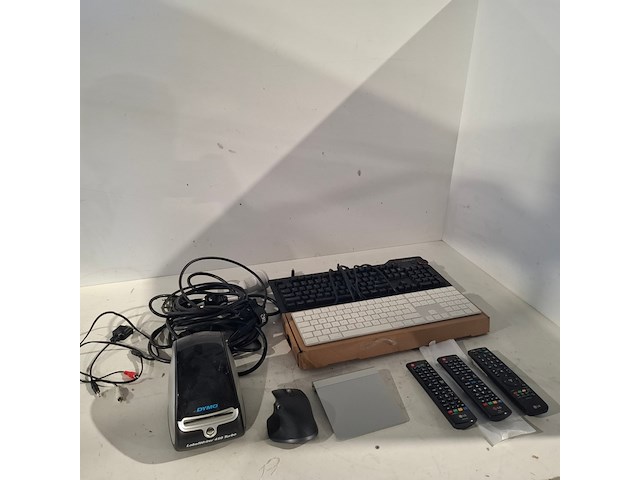 Toetsenborden, kabels, afstandsbedieningen, dymo labelprinter, diversen multimedia - afbeelding 1 van  7
