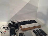 Toetsenborden, kabels, afstandsbedieningen, dymo labelprinter, diversen multimedia