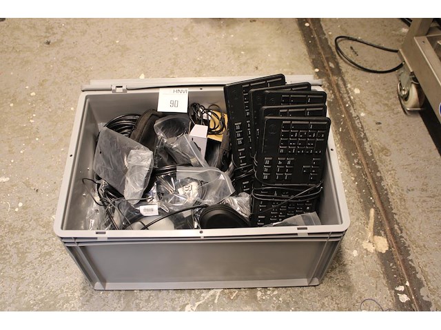 Toetsenborden, muizen en kabels in kunststof krat. - afbeelding 1 van  3