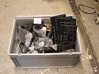 Toetsenborden, muizen en kabels in kunststof krat. - afbeelding 1 van  3