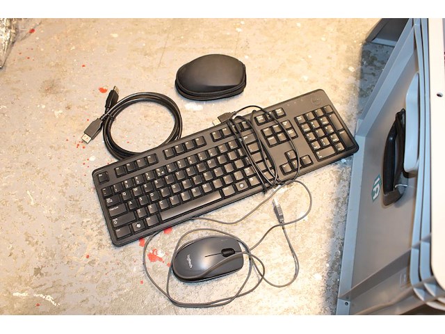 Toetsenborden, muizen en kabels in kunststof krat. - afbeelding 2 van  3