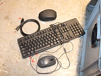 Toetsenborden, muizen en kabels in kunststof krat. - afbeelding 2 van  3
