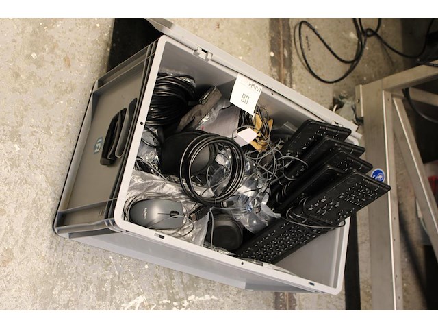 Toetsenborden, muizen en kabels in kunststof krat. - afbeelding 3 van  3