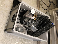 Toetsenborden, muizen en kabels in kunststof krat. - afbeelding 3 van  3