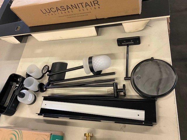 Toilet en douchegarnituur - afbeelding 1 van  3