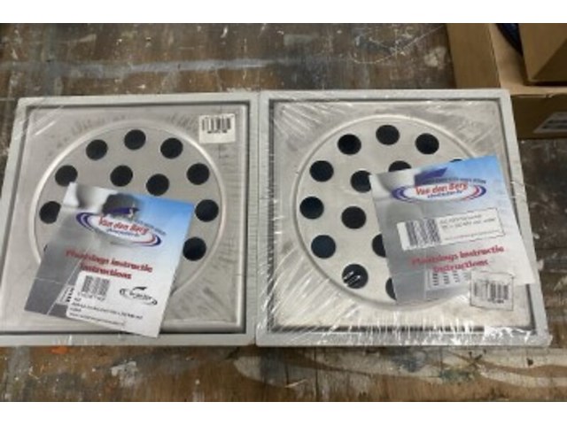 Toilet met bril, wasbak met kraan, fontein, wandplank en emmerputten vitra, abs en coba - afbeelding 2 van  10