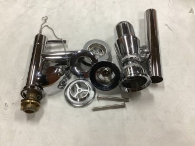 Toilet met bril, wasbak met kraan, fontein, wandplank en emmerputten vitra, abs en coba - afbeelding 3 van  10