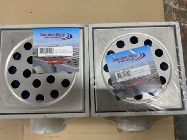 Toilet met bril, wasbak met kraan, fontein, wandplank en emmerputten vitra, abs en coba - afbeelding 5 van  10