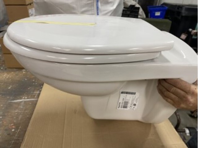 Toilet met bril, wasbak met kraan, fontein, wandplank en emmerputten vitra, abs en coba - afbeelding 9 van  10