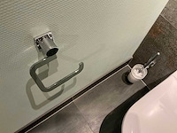 Toiletborstel en toiletrolhouder