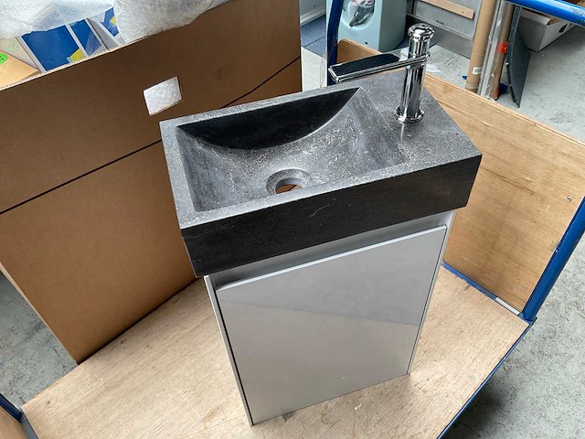 Toiletmeubel met hardsteen fontein en kraan - afbeelding 3 van  6