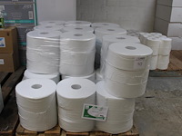 Toiletpapier maxi jumbo op pallet. totaal 66 rollen.