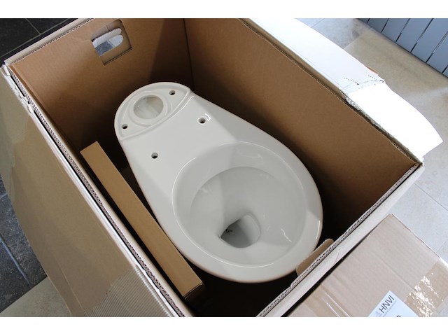 Toiletpot met spoelbak en bril. - afbeelding 1 van  2