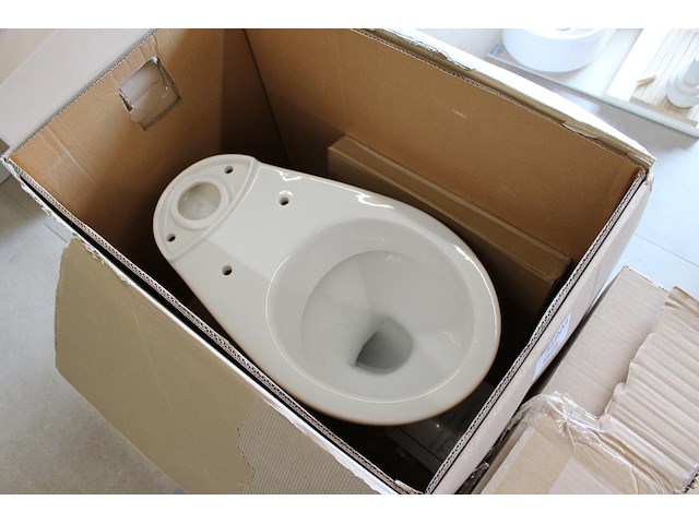 Toiletpot met spoelbak en bril. - afbeelding 1 van  2