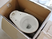Toiletpot met spoelbak en bril. - afbeelding 1 van  2