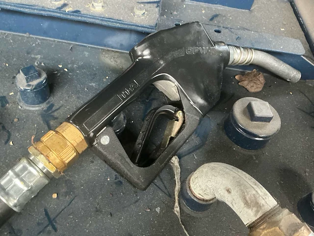 Tolsma tankbouw 995 liter kiwa brandstoftank met pomp en afgiftepistool - afbeelding 16 van  18