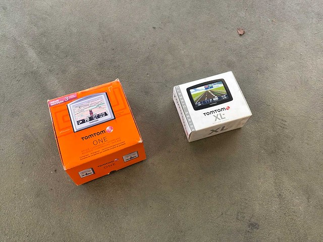 Tomtom navigatie systeem (2x) - afbeelding 1 van  2