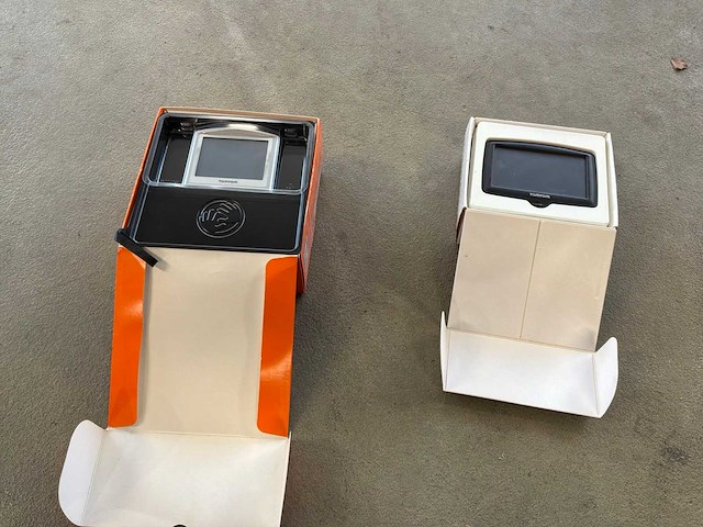 Tomtom navigatie systeem (2x) - afbeelding 2 van  2