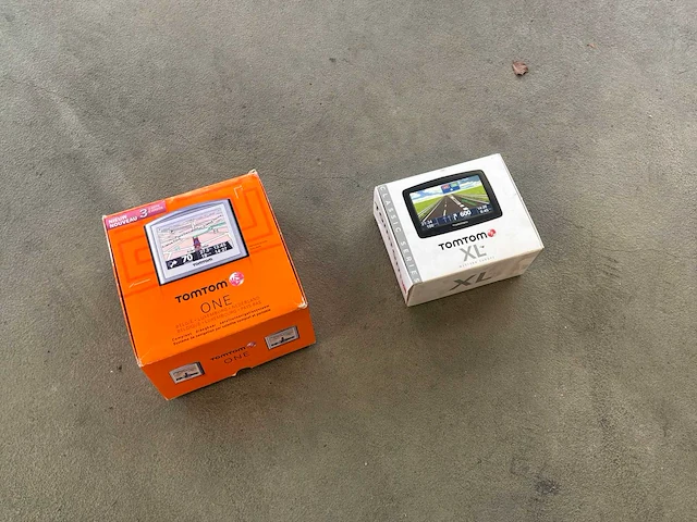 Tomtom navigatie systeem (2x) - afbeelding 2 van  3
