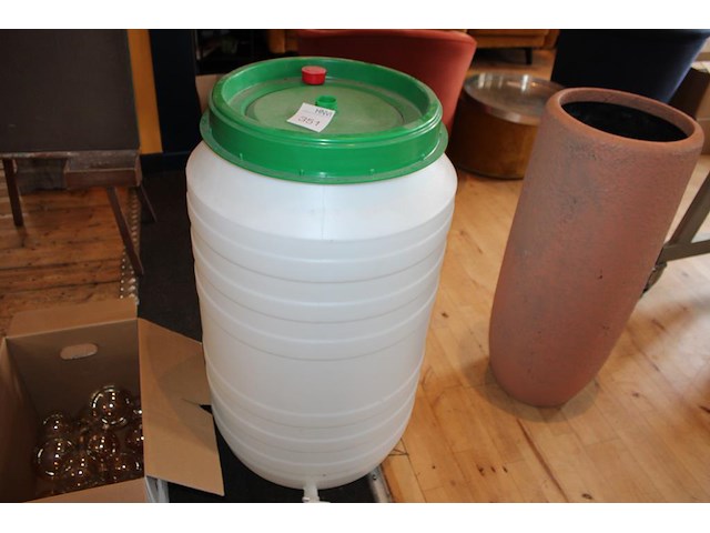 Ton met tapkraan t.b.v. levensmiddelen doorsnede 60 cm en hoogte 98 cm. - afbeelding 1 van  2