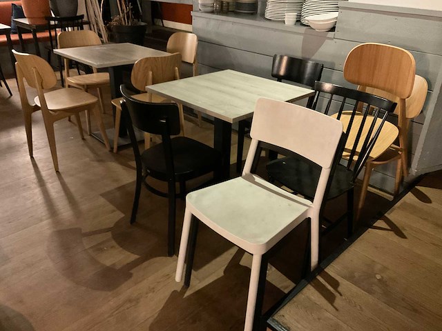 Ton restaurantstoelen en -tafel - afbeelding 2 van  6