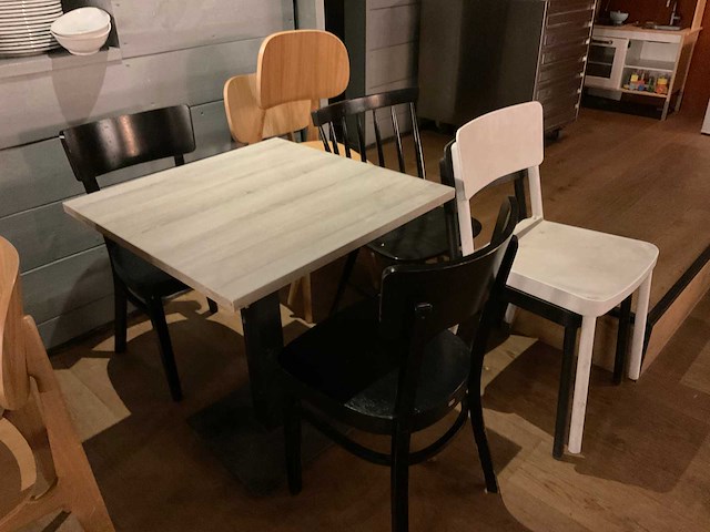 Ton restaurantstoelen en -tafel - afbeelding 5 van  6