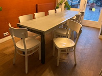 Ton restauranttafel en -stoelen