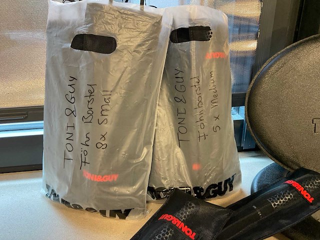 Toni&guy borstels, kammen, spiegels en speldjes - afbeelding 2 van  5