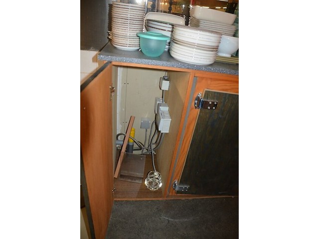 Toog met ingebouwde inox spoelbak met 3 tapkranen en bierkoeler afm. 230x60x115, achtertoog met ingebouwde koelkast 3 deuren achterwand met spiegel en glazen leggers, toog met rood kunststof snijblad afm. 190x70 (zelf demonteren) - afbeelding 2 van  23