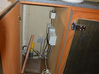 Toog met ingebouwde inox spoelbak met 3 tapkranen en bierkoeler afm. 230x60x115, achtertoog met ingebouwde koelkast 3 deuren achterwand met spiegel en glazen leggers, toog met rood kunststof snijblad afm. 190x70 (zelf demonteren) - afbeelding 2 van  23