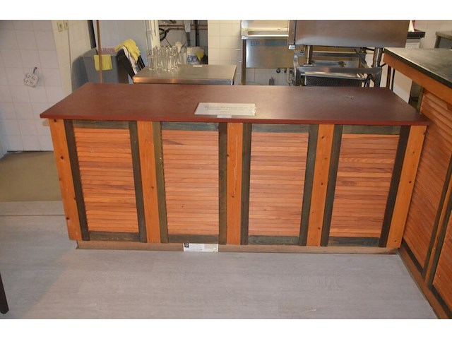 Toog met ingebouwde inox spoelbak met 3 tapkranen en bierkoeler afm. 230x60x115, achtertoog met ingebouwde koelkast 3 deuren achterwand met spiegel en glazen leggers, toog met rood kunststof snijblad afm. 190x70 (zelf demonteren) - afbeelding 3 van  23