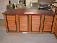 Toog met ingebouwde inox spoelbak met 3 tapkranen en bierkoeler afm. 230x60x115, achtertoog met ingebouwde koelkast 3 deuren achterwand met spiegel en glazen leggers, toog met rood kunststof snijblad afm. 190x70 (zelf demonteren) - afbeelding 3 van  23