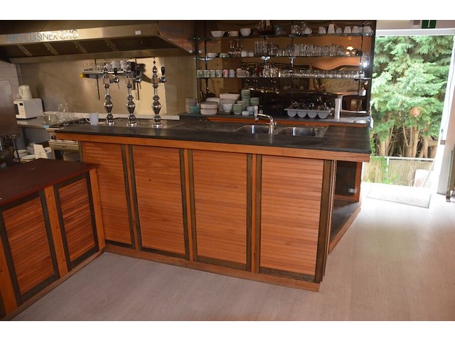 Toog met ingebouwde inox spoelbak met 3 tapkranen en bierkoeler afm. 230x60x115, achtertoog met ingebouwde koelkast 3 deuren achterwand met spiegel en glazen leggers, toog met rood kunststof snijblad afm. 190x70 (zelf demonteren) - afbeelding 4 van  23