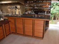 Toog met ingebouwde inox spoelbak met 3 tapkranen en bierkoeler afm. 230x60x115, achtertoog met ingebouwde koelkast 3 deuren achterwand met spiegel en glazen leggers, toog met rood kunststof snijblad afm. 190x70 (zelf demonteren) - afbeelding 4 van  23