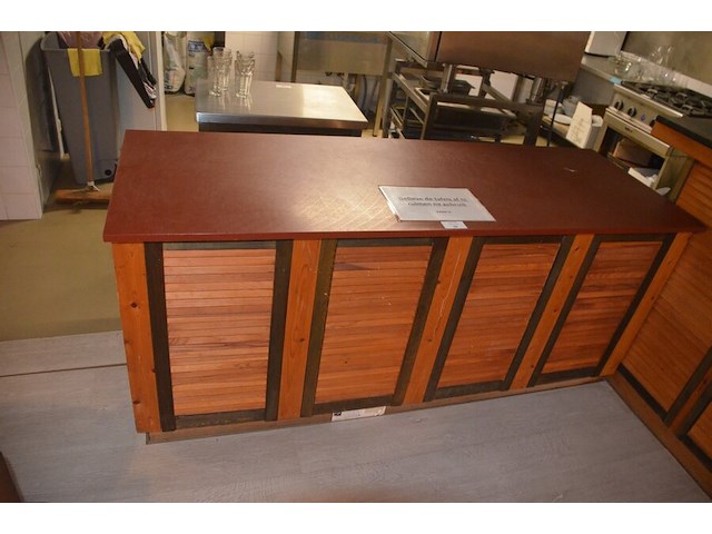 Toog met ingebouwde inox spoelbak met 3 tapkranen en bierkoeler afm. 230x60x115, achtertoog met ingebouwde koelkast 3 deuren achterwand met spiegel en glazen leggers, toog met rood kunststof snijblad afm. 190x70 (zelf demonteren) - afbeelding 5 van  23