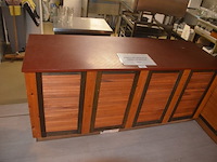 Toog met ingebouwde inox spoelbak met 3 tapkranen en bierkoeler afm. 230x60x115, achtertoog met ingebouwde koelkast 3 deuren achterwand met spiegel en glazen leggers, toog met rood kunststof snijblad afm. 190x70 (zelf demonteren) - afbeelding 5 van  23