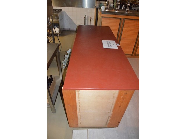Toog met ingebouwde inox spoelbak met 3 tapkranen en bierkoeler afm. 230x60x115, achtertoog met ingebouwde koelkast 3 deuren achterwand met spiegel en glazen leggers, toog met rood kunststof snijblad afm. 190x70 (zelf demonteren) - afbeelding 6 van  23
