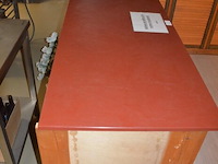 Toog met ingebouwde inox spoelbak met 3 tapkranen en bierkoeler afm. 230x60x115, achtertoog met ingebouwde koelkast 3 deuren achterwand met spiegel en glazen leggers, toog met rood kunststof snijblad afm. 190x70 (zelf demonteren) - afbeelding 6 van  23