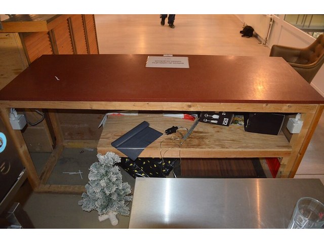 Toog met ingebouwde inox spoelbak met 3 tapkranen en bierkoeler afm. 230x60x115, achtertoog met ingebouwde koelkast 3 deuren achterwand met spiegel en glazen leggers, toog met rood kunststof snijblad afm. 190x70 (zelf demonteren) - afbeelding 7 van  23