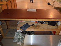 Toog met ingebouwde inox spoelbak met 3 tapkranen en bierkoeler afm. 230x60x115, achtertoog met ingebouwde koelkast 3 deuren achterwand met spiegel en glazen leggers, toog met rood kunststof snijblad afm. 190x70 (zelf demonteren) - afbeelding 7 van  23