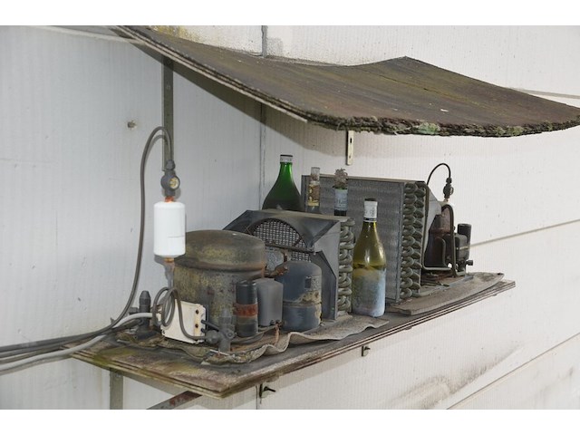 Toog met ingebouwde inox spoelbak met 3 tapkranen en bierkoeler afm. 230x60x115, achtertoog met ingebouwde koelkast 3 deuren achterwand met spiegel en glazen leggers, toog met rood kunststof snijblad afm. 190x70 (zelf demonteren) - afbeelding 8 van  23