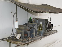 Toog met ingebouwde inox spoelbak met 3 tapkranen en bierkoeler afm. 230x60x115, achtertoog met ingebouwde koelkast 3 deuren achterwand met spiegel en glazen leggers, toog met rood kunststof snijblad afm. 190x70 (zelf demonteren) - afbeelding 8 van  23