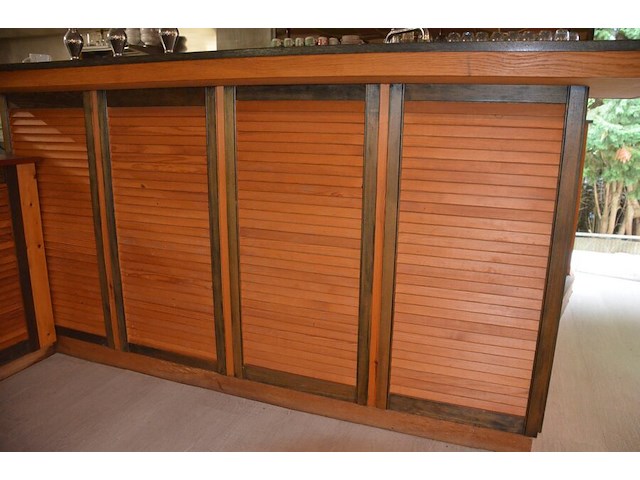 Toog met ingebouwde inox spoelbak met 3 tapkranen en bierkoeler afm. 230x60x115, achtertoog met ingebouwde koelkast 3 deuren achterwand met spiegel en glazen leggers, toog met rood kunststof snijblad afm. 190x70 (zelf demonteren) - afbeelding 9 van  23