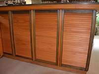 Toog met ingebouwde inox spoelbak met 3 tapkranen en bierkoeler afm. 230x60x115, achtertoog met ingebouwde koelkast 3 deuren achterwand met spiegel en glazen leggers, toog met rood kunststof snijblad afm. 190x70 (zelf demonteren) - afbeelding 9 van  23