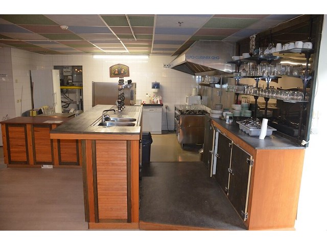 Toog met ingebouwde inox spoelbak met 3 tapkranen en bierkoeler afm. 230x60x115, achtertoog met ingebouwde koelkast 3 deuren achterwand met spiegel en glazen leggers, toog met rood kunststof snijblad afm. 190x70 (zelf demonteren) - afbeelding 10 van  23