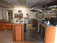 Toog met ingebouwde inox spoelbak met 3 tapkranen en bierkoeler afm. 230x60x115, achtertoog met ingebouwde koelkast 3 deuren achterwand met spiegel en glazen leggers, toog met rood kunststof snijblad afm. 190x70 (zelf demonteren) - afbeelding 10 van  23