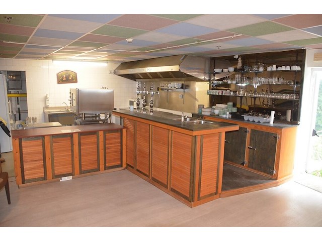 Toog met ingebouwde inox spoelbak met 3 tapkranen en bierkoeler afm. 230x60x115, achtertoog met ingebouwde koelkast 3 deuren achterwand met spiegel en glazen leggers, toog met rood kunststof snijblad afm. 190x70 (zelf demonteren) - afbeelding 1 van  23